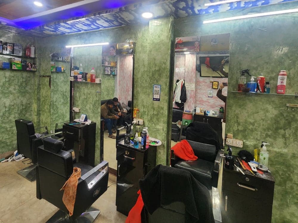 Looks Men's Parlour  in Gorakhpur