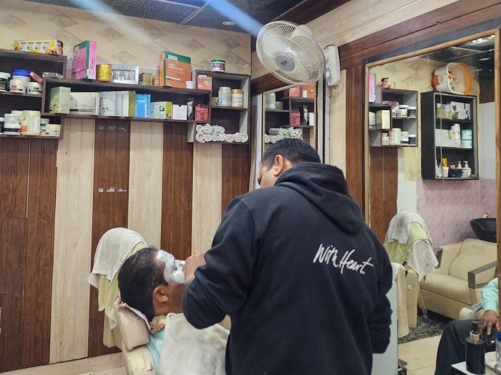 The Raghu's Maxwell Unisex Salon thumbnail 4