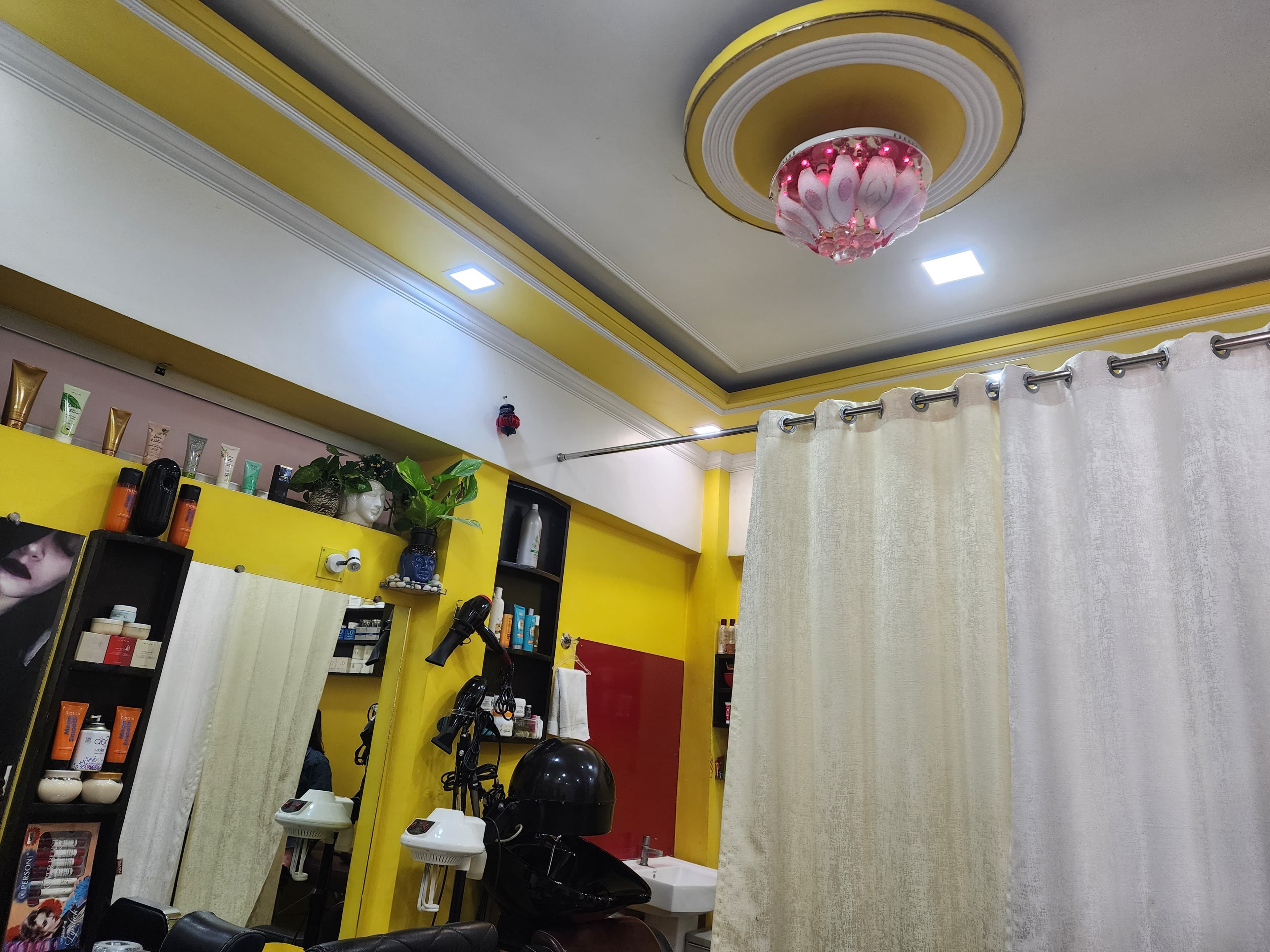 Ebony Beauty Salon thumbnail 3